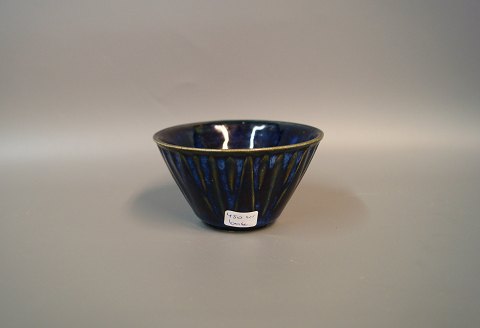 Keramik vase i mørkeblå glasur af L. Hjort Danmark. 
5000m2 udstilling.
