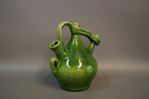 Ceramic in green glaze from the 1960s by an unknown ceramic artist.
5000m2 showroom.
