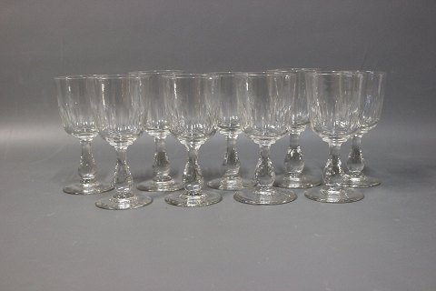 Nine wine glass with polished patterns from 1880 and Holmegaard, in good 
condition. 
5000m2 showroom.