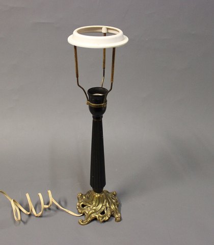 Bordlampe med sort stamme og messing fod i Jugendstil fra 1920erne.
5000m2 udstilling.

