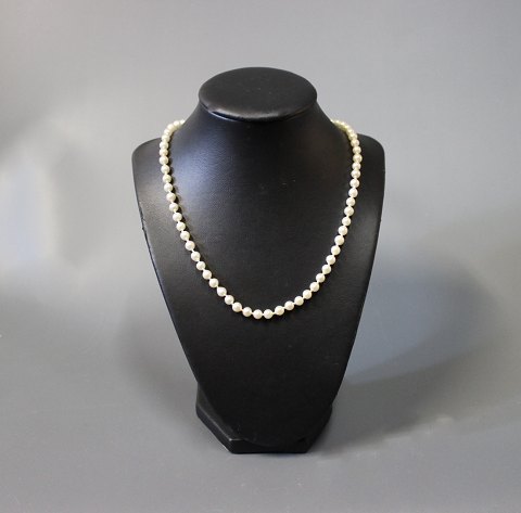 Necklace with cultured Pearls with a 14 carat Lock. The chain is 46 cm long.
5000m2 showroom.