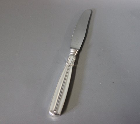 Dinner knife in Lotus, Hallmarked silver. 
5000m2 showroom.