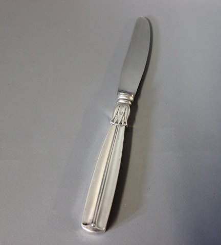 Frokostkniv i Lotus, tretårnet sølv.
5000m2 udstilling.