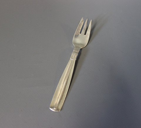 Cake fork in Lotus, hallmarked silver.
5000m2 showroom.