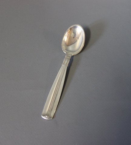 Tea spoon in Lotus, hallmarked silver.
5000m2 showroom.