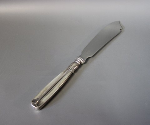 Cake knife in Lotus, hallmarked silver.
5000m2 showroom.