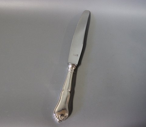 Dinner knife in Rita, hallmarked silver.
5000m2 showroom.