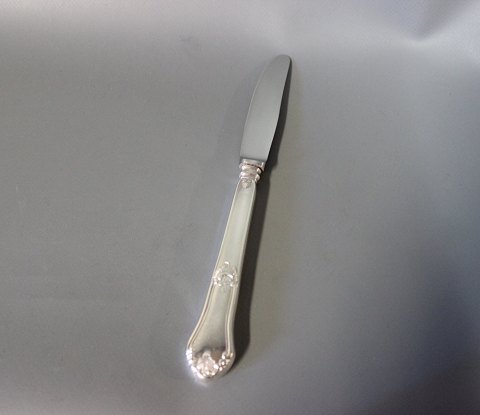 Lunch knife in Rosenholm, hallmarked silver.
5000m2 showroom.