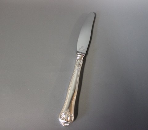 Middagskniv i Saksisk, tretårnet sølv.
5000m2 udstilling.