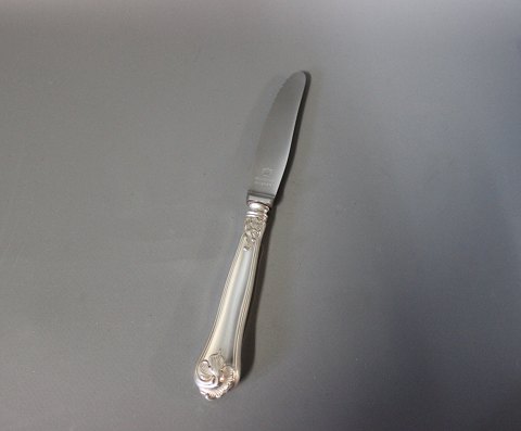 Child knife in Saxon, hallmarked silver.
5000m2 showroom.