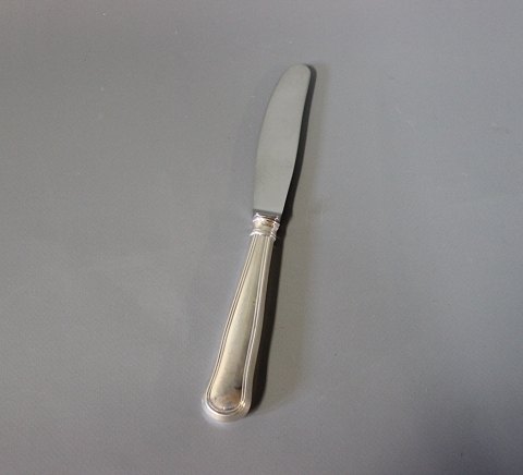 Knife, hallmarked silver.
5000m2 showroom.