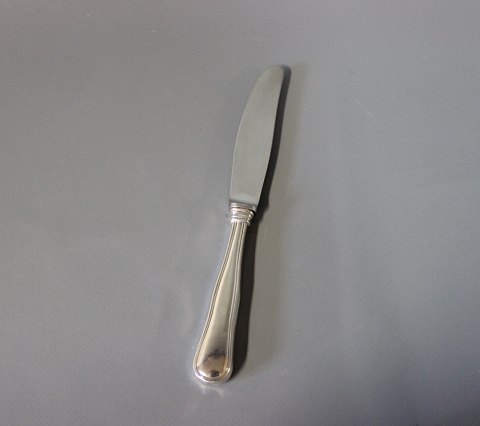 Knife, hallmarked silver.
5000m2 showroom.