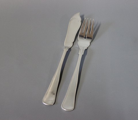 Fish cutlery, hallmarked silver.
5000m2 showroom.