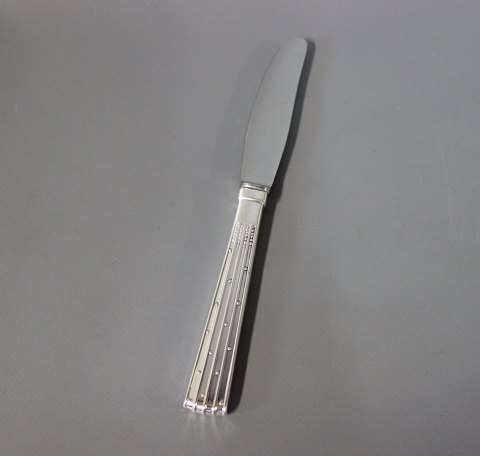 Dinner knife in Champagne, hallmarked silver. 
5000m2 showroom.