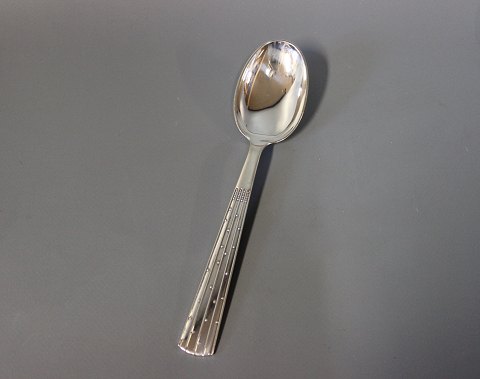 Dinner spoon in Champagne, hallmarked silver.
5000m2 showroom.