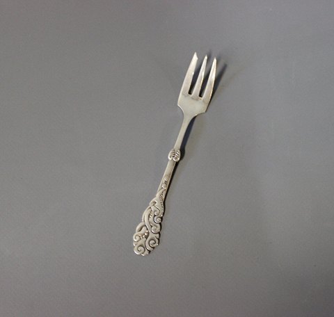 Cake fork in "Tang", hallmarked silver.
5000m2 showroom.