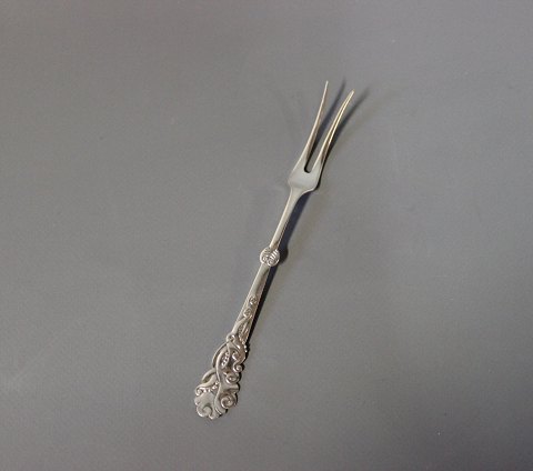 Serving fork in "Tang", hallmarked silver.
5000m2 showroom.