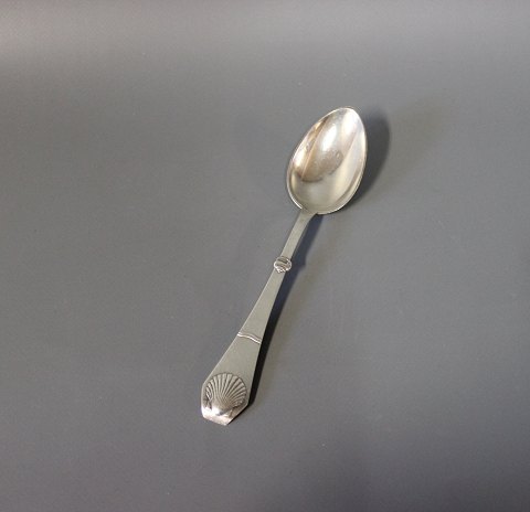 Dessert spoon in "Strand", hallmarked silver.
5000m2 showroom.
