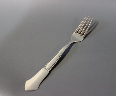 Lunch fork in Louise, hallmarked silver.
5000m2 showroom.
