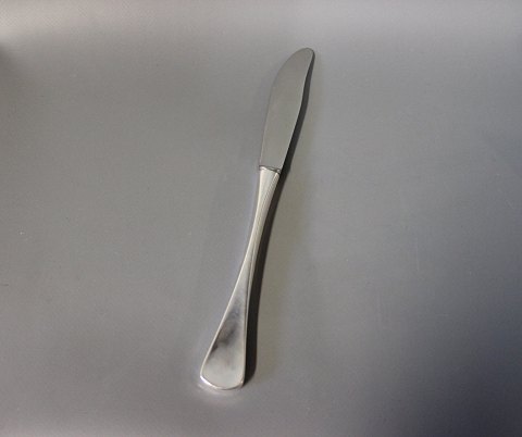 Dinner knife in Patricia, hallmarked silver.
5000m2
showroom.