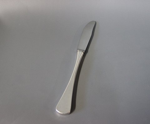 Lunch knife in Patricia, hallmarked silver.
5000m2 showroom.