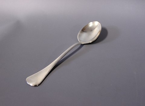 Dessert spoon in Patricia, hallmarked silver.
5000m2 showroom.