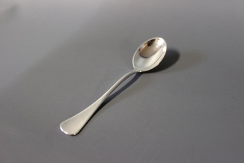 Coffee spoon in Patricia, hallmarked silver.
5000m2 showroom.