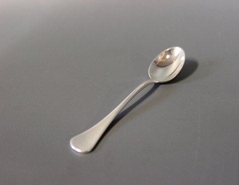 Demitasse spoon in Patricia, hallmarked silver.
5000m2 showroom.