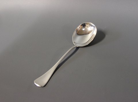 Marmelade spoon in Patricia, hallmarked silver.
5000m2 showroom.