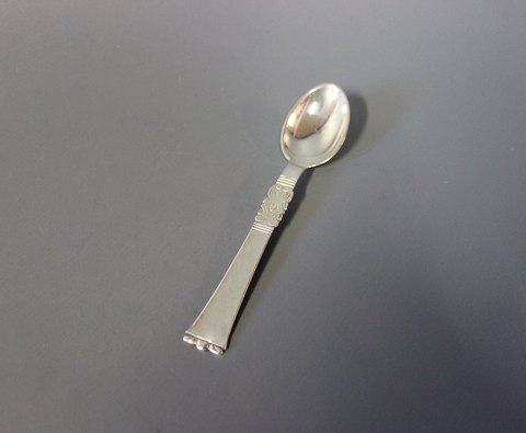 Tea spoon in "Rigsmoenster", hallmarked silver.
5000m2 showroom.