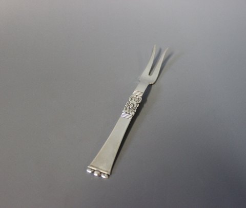 Servering fork in "Rigsmoenster", hallmarked silver.
5000m2 showroom.