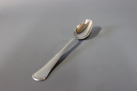 Dessert spoon in Dobbeltriflet, silver plate.
5000m2 showroom.
