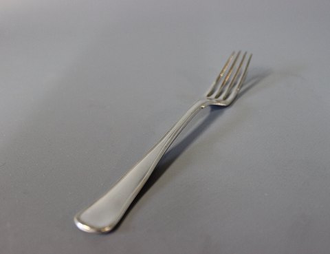Lunch fork in Dobbeltriflet, silver plate.
5000m2 showroom.