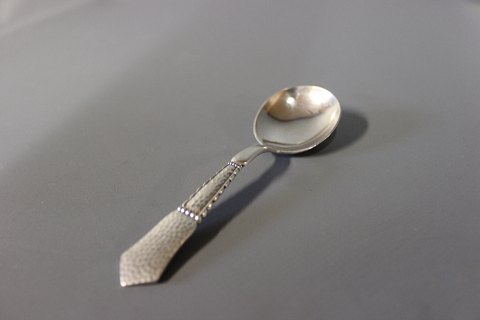 Marmelade spoon in Louise, silver plate.
5000m2 showroom.