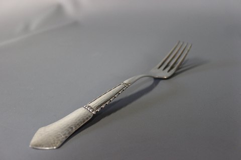 Dinner fork in Louise, silver plate.
5000m2 showroom.