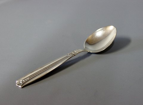 Dessert spoon in Mayor, silver plate.
5000m2 showroom.