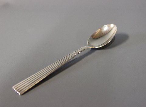 Dessert spoon in Plisse, silver plate.
5000m2 showroom.