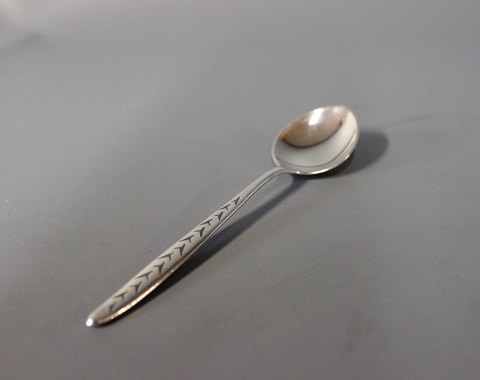 Dessert spoon in Regatta, silver plate.
5000m2 Showroom.