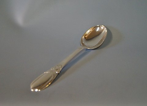Dinner spoon no. 16 by Evald Nielsen, hallmarked silver.
5000m2 showroom.