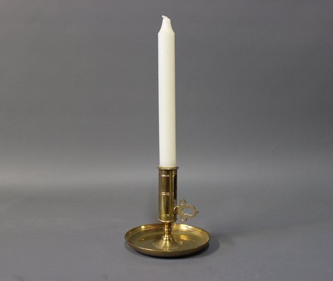 Flat candlestick in brass from the year 1880. It has been repaired and is of 
good quality. 5000m2 showroom.