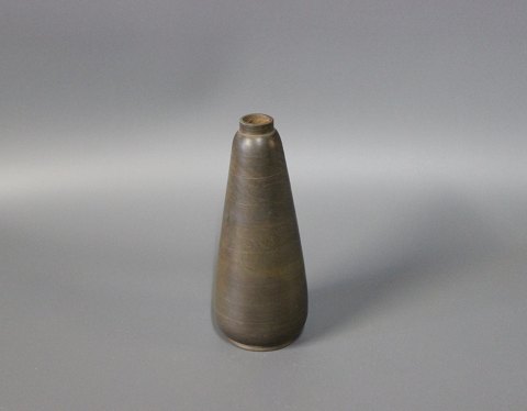 Lille mørkebrun keramik vase af Nils Kähler.
5000m2 udstilling.