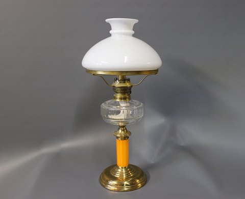 Petroleums bordlampe med orange glasstamme og messing fod fra år ca. 1880. 5000m2 udstilling.
