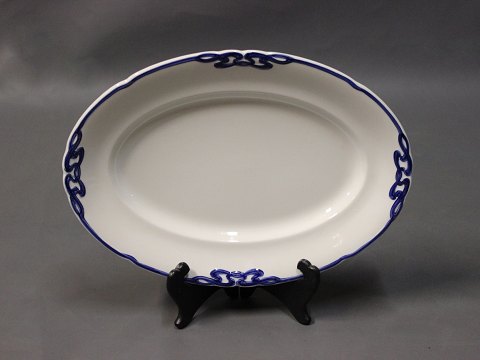 Small oval dish in Blue Olga.
5000m2 showroom.
