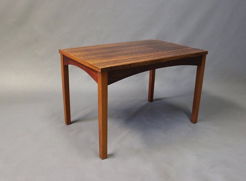 Simpel side table in rosewood of Danish Design from the 1960s.
5000m2 showroom.