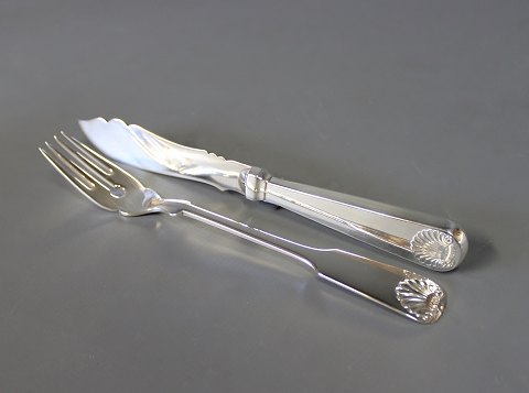 Fiskebestik bestående af kniv og gaffel i Musling, tretårnet sølv.
5000m2 udstilling.