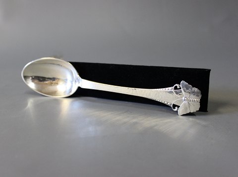 Dinner spoon in Butterfly, hallmarked silver.
5000m2 showrom.