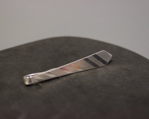 Tie clip stamped HJ in 830 silver.
5000m2 udstilling.
