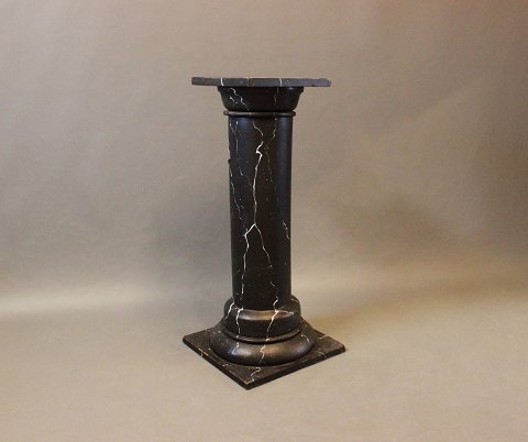 Marbled pedestal of black and white painted wood from around the 1930s.
5000m2 showroom.
