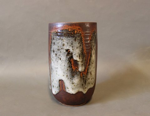 Vase i brun med lyst glasur af Jørgen Mogensen stemplet D41.
5000m2 udstilling.