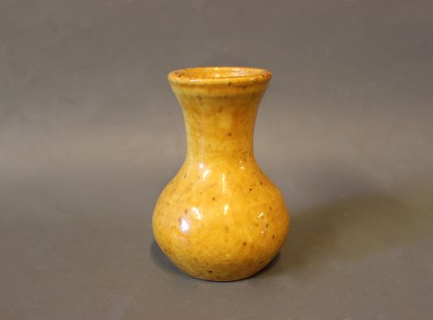 Small ceramic vase with a yellow glaze.
5000m2 showroom.